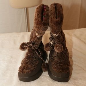 Very Cute snow boots with pom poms!